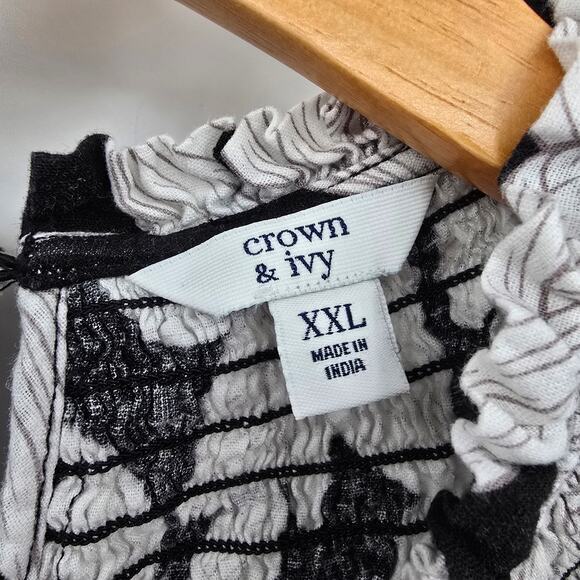 Crown & Ivy Women's Smock Neckline Flutter Sleeve Blouse Black White Size XXL - Picture 5 of 10